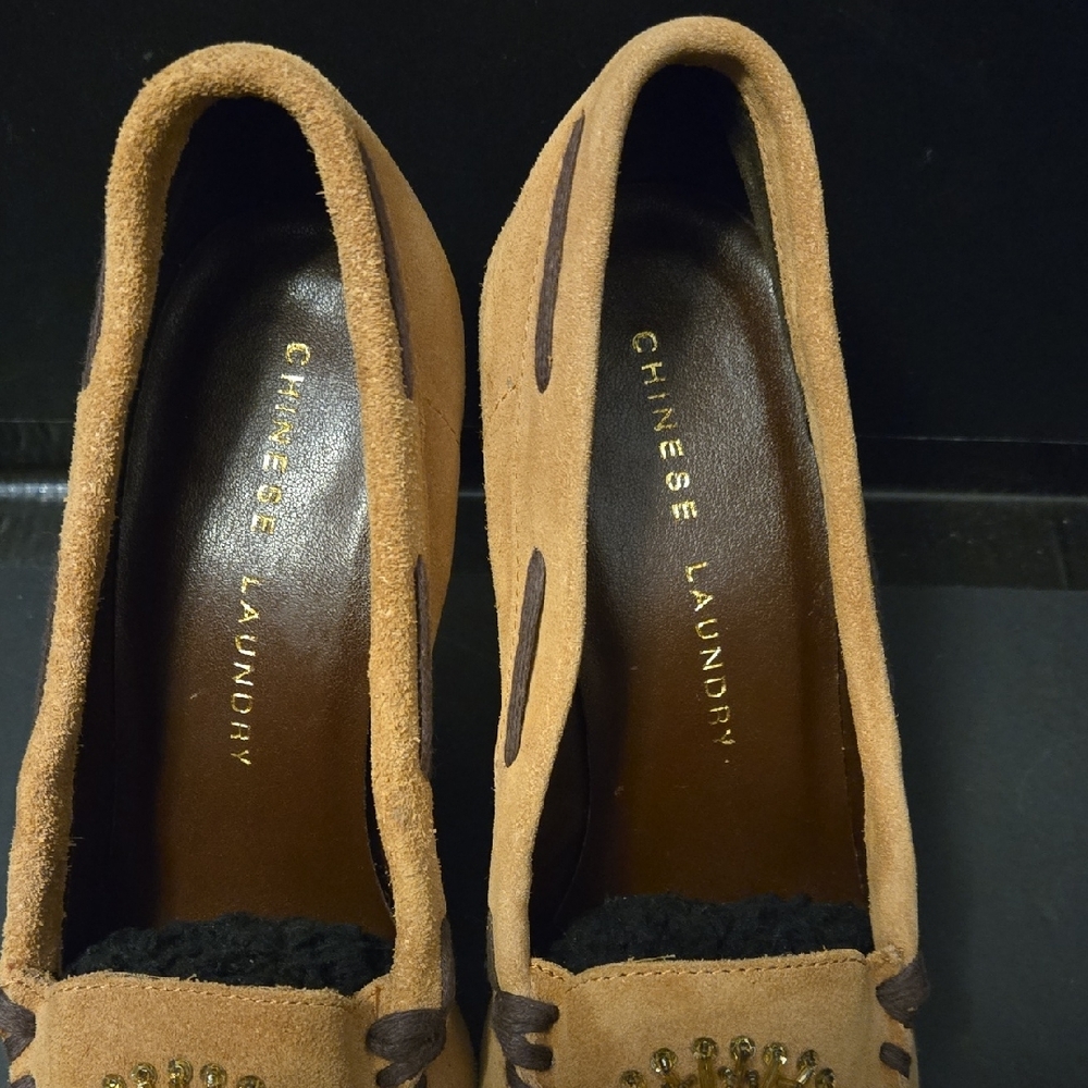 Chinese Laundry Tan Heels with Gold Accents - Picture 4 of 8